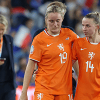 Teleurstelling bij Wieke Kaptein (links) en Jackie Groenen