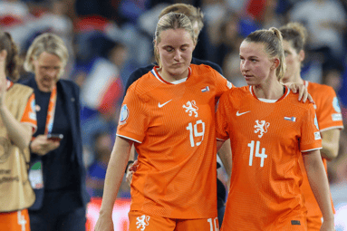 Teleurstelling bij Wieke Kaptein (links) en Jackie Groenen