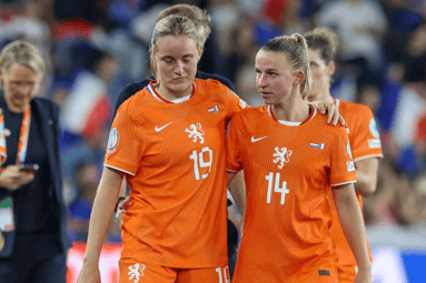 Teleurstelling bij Wieke Kaptein (links) en Jackie Groenen