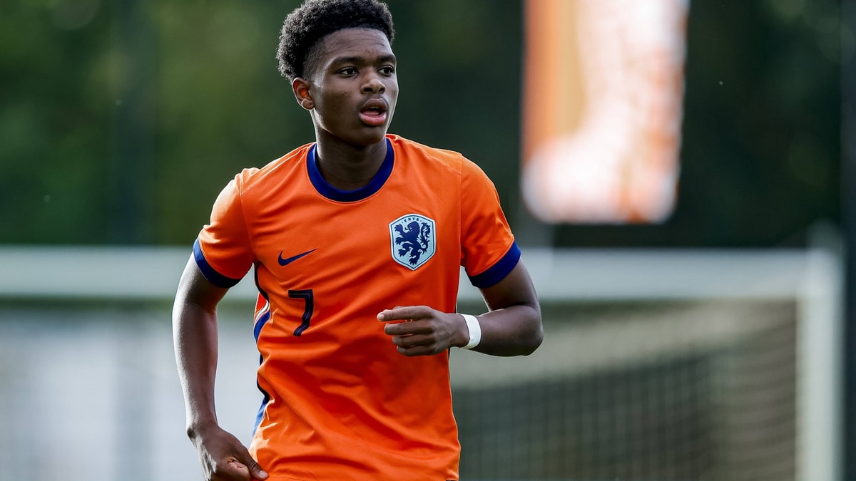 Jerayno Schaken in het shirt van Nederland O17