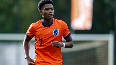 Jerayno Schaken in het shirt van Nederland O17