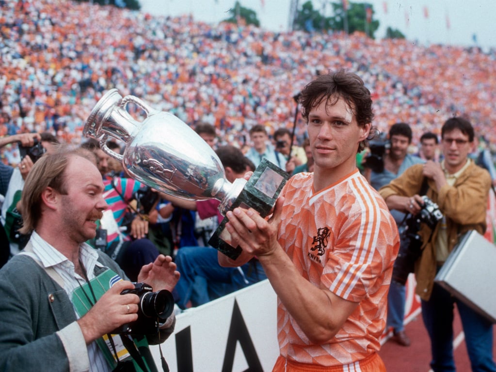 Marco van Basten houdt de EK-trofee vast na scoren winnende doelpunt – 25/06/1988.