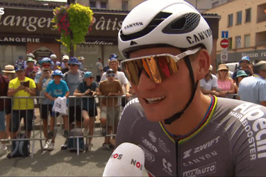Mathieu van der Poel voor de camera van de NOS