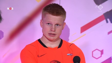 Kees Smit in de studio van de NOS na Nederland - Noorwegen