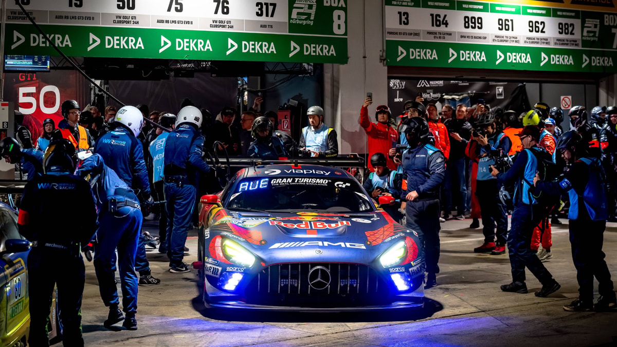 Max Verstappen leidt spectaculaire 24 uur van de Nürburgring