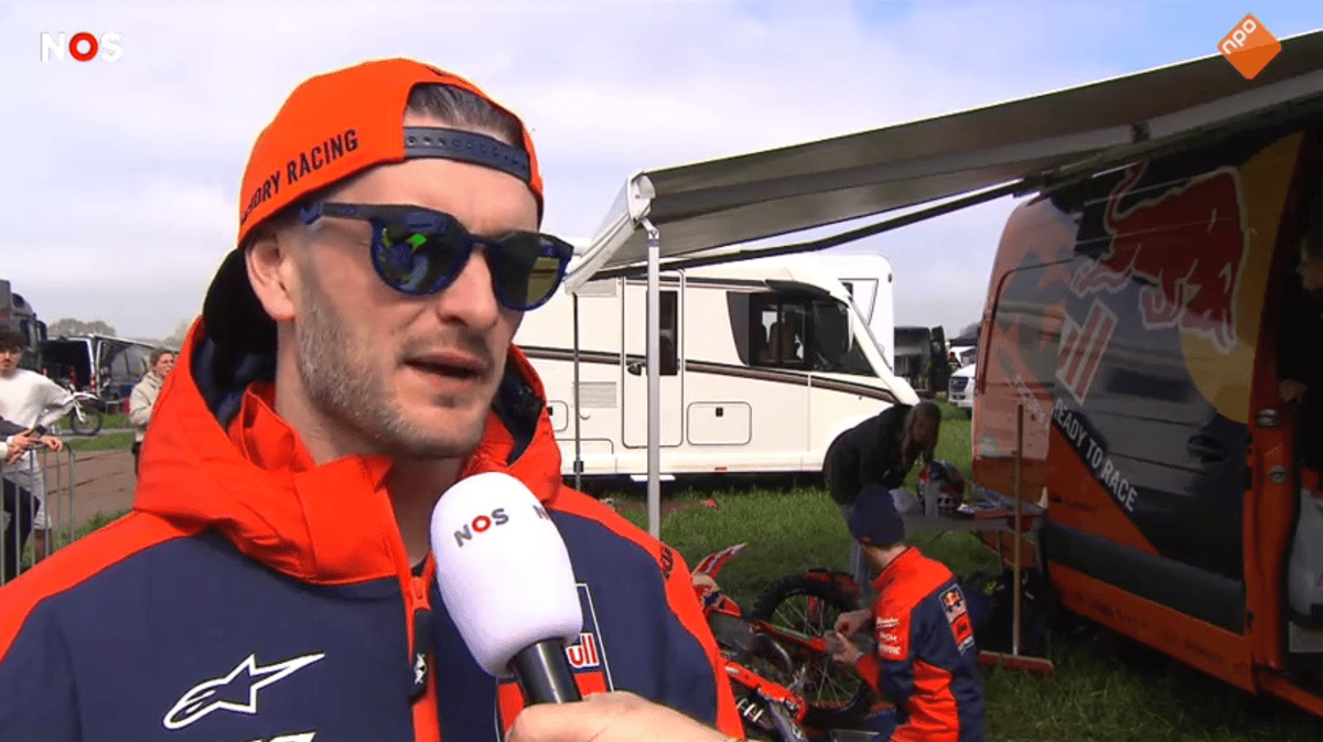 Jeffrey Herlings voor de camera van de NOS