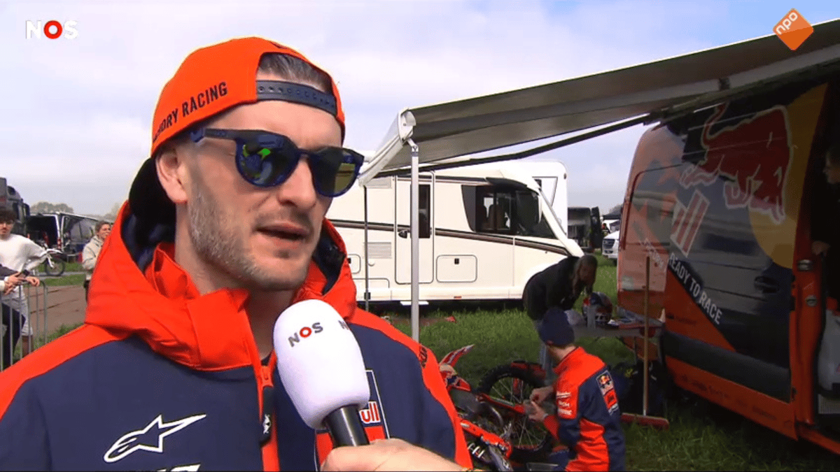 Jeffrey Herlings voor de camera van de NOS