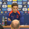 Ruben van Bommel tijdens de persconferentie van Jong Oranje