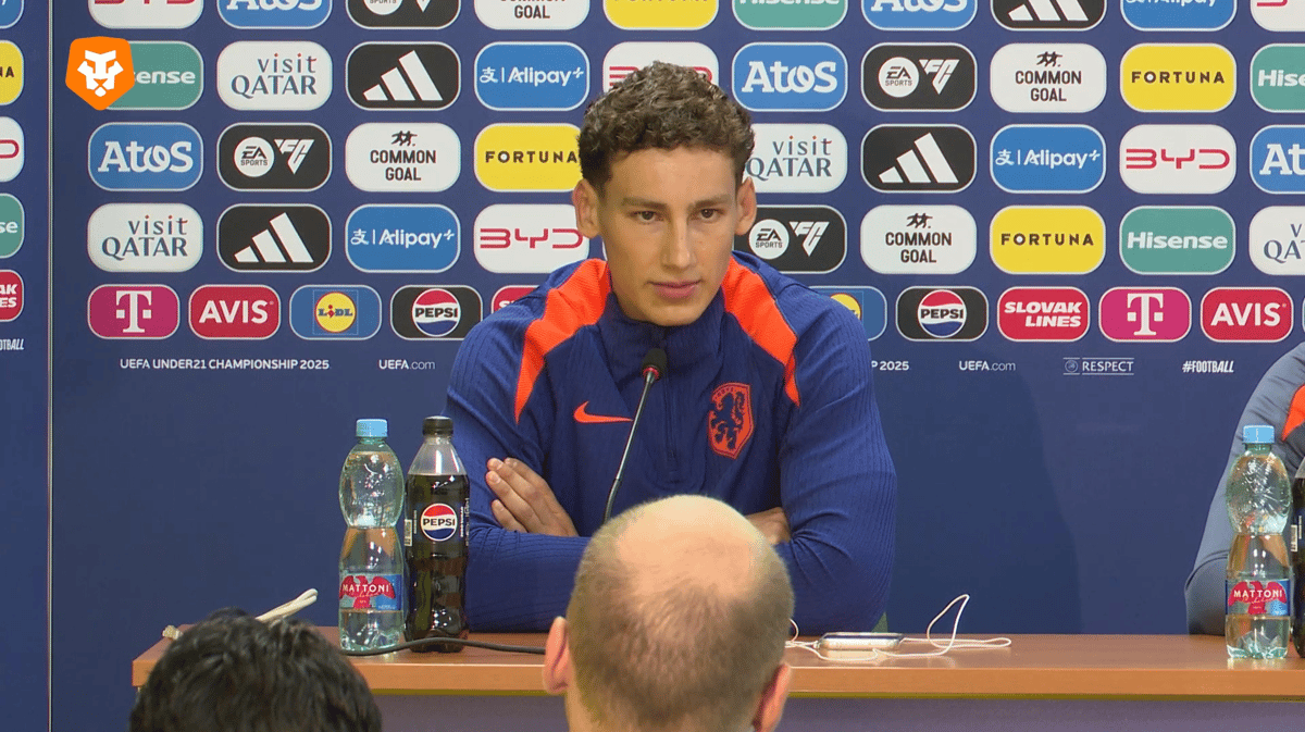 Ruben van Bommel tijdens de persconferentie van Jong Oranje