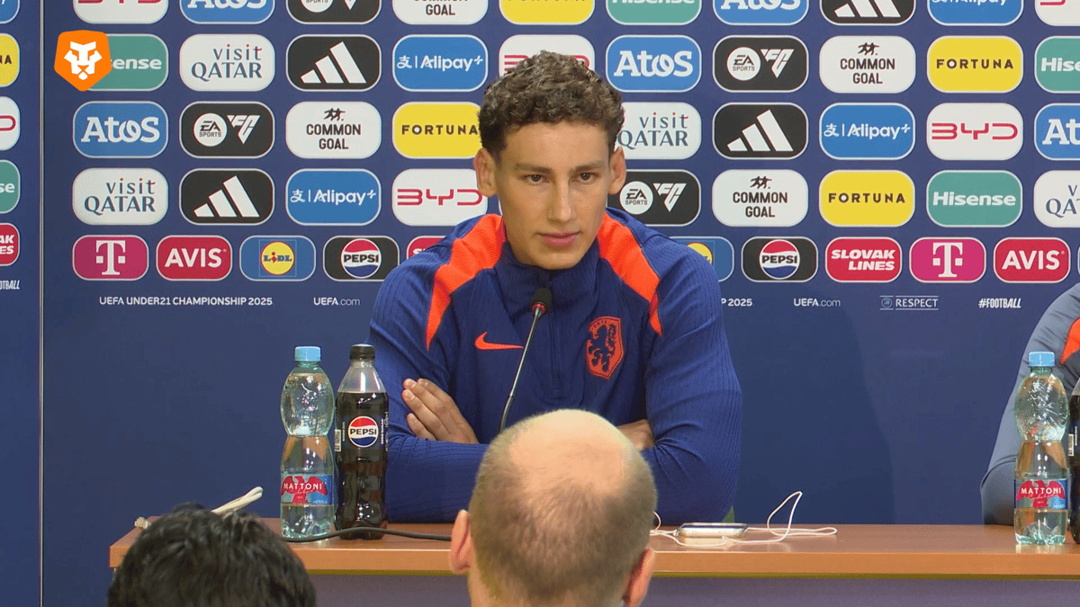 Ruben van Bommel tijdens de persconferentie van Jong Oranje