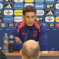Ruben van Bommel tijdens de persconferentie van Jong Oranje