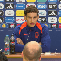 Ruben van Bommel tijdens de persconferentie van Jong Oranje