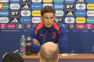 Ruben van Bommel tijdens de persconferentie van Jong Oranje