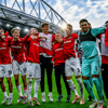 De AZ-spelers vieren een overwinning
