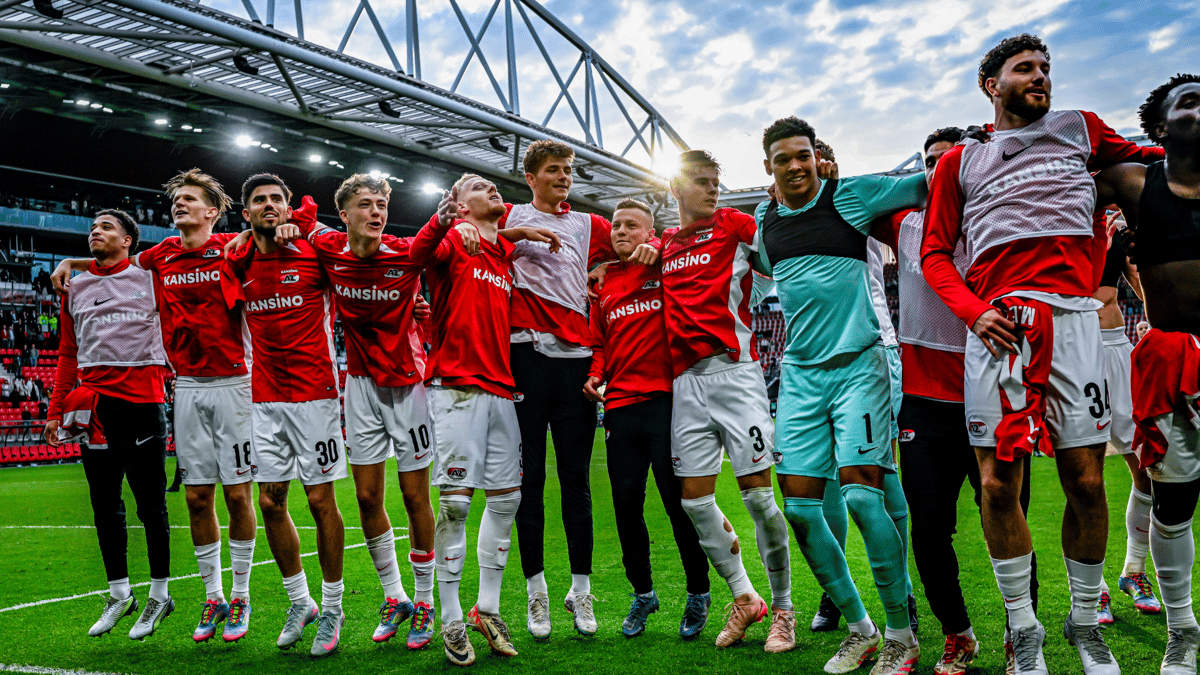 De AZ-spelers vieren een overwinning