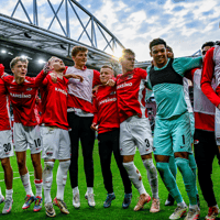 De AZ-spelers vieren een overwinning