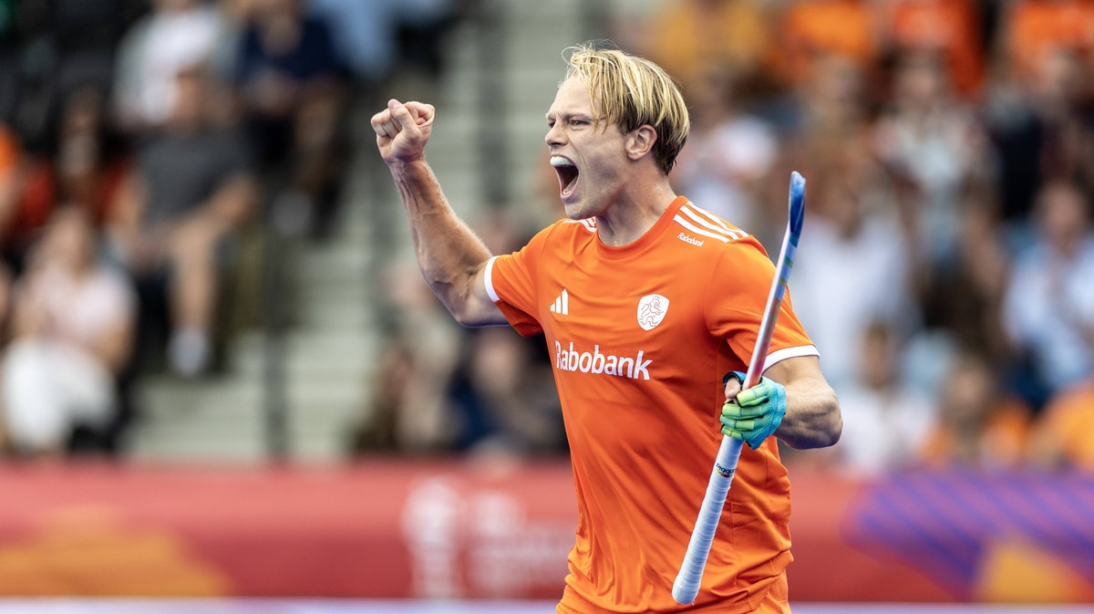 Jip Janssen viert een doelpunt