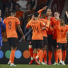 Het Nederlands elftal viert een doelpunt