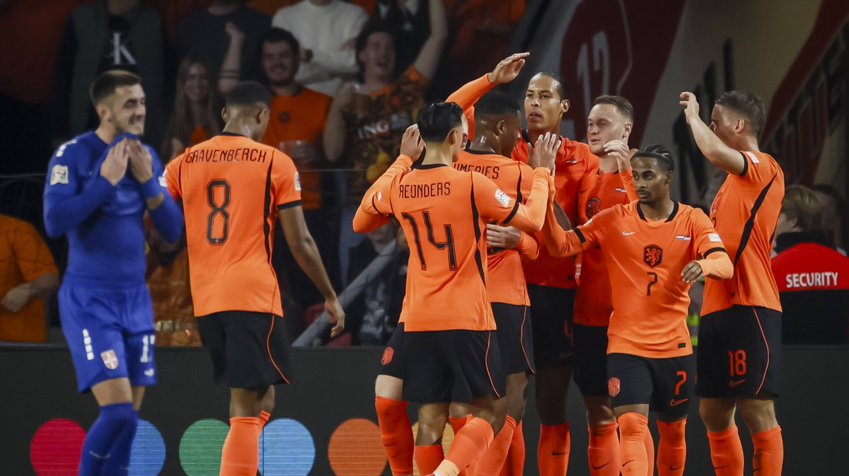Het Nederlands elftal viert een doelpunt