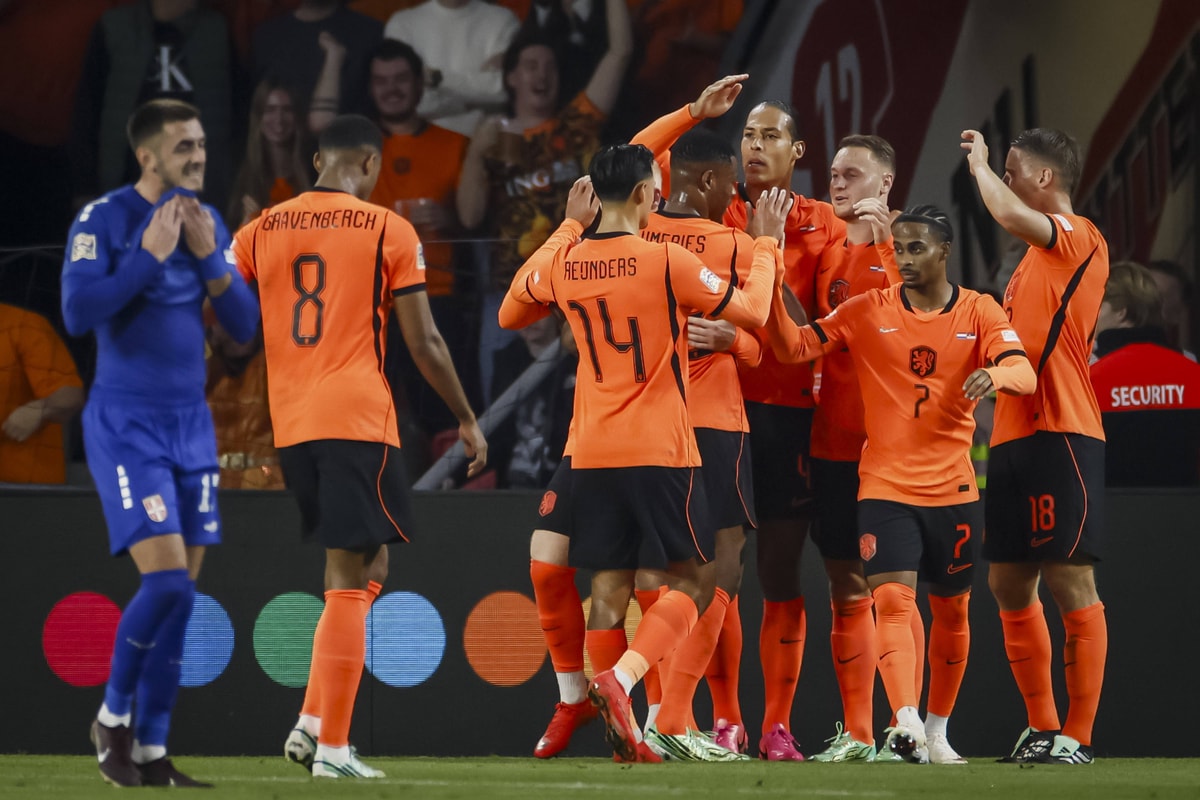 Het Nederlands elftal viert een doelpunt