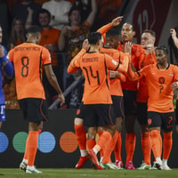Het Nederlands elftal viert een doelpunt