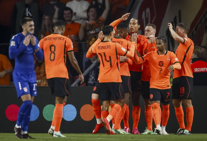 Het Nederlands elftal viert een doelpunt