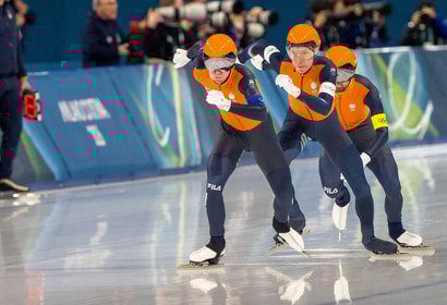 Stijn van de Bunt, Jorrit Bergsma en Chris Huizinga op de ploegenachtervolging