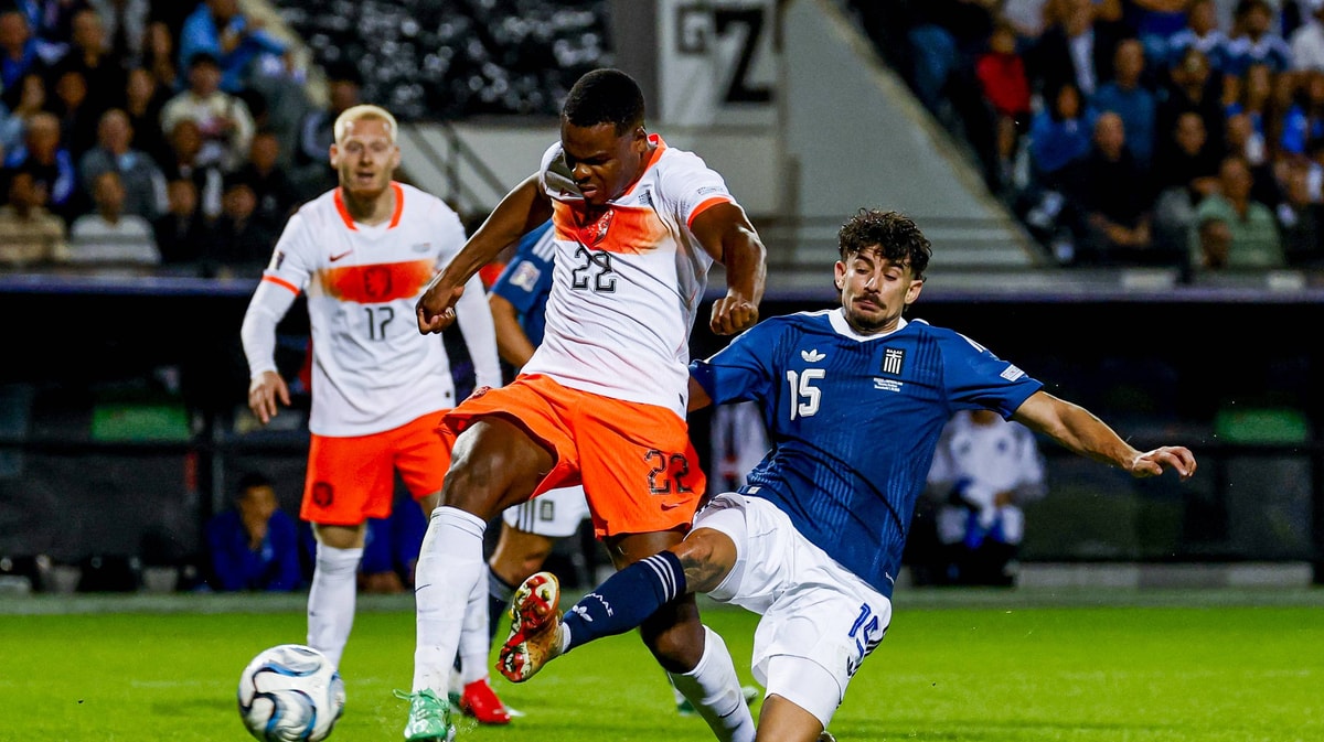 Denzel Dumfries in duel om de bal