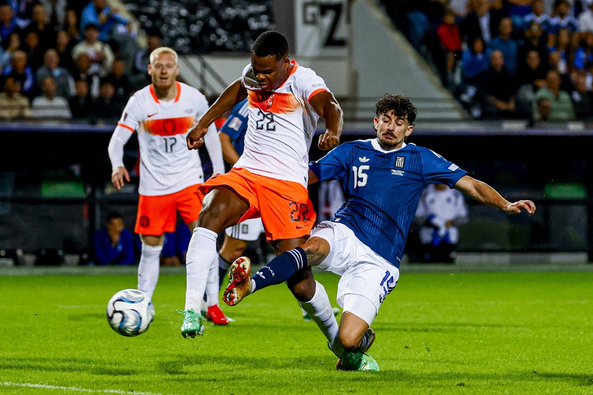 Denzel Dumfries in duel om de bal