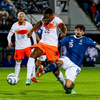 Denzel Dumfries in duel om de bal