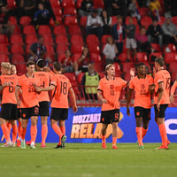 Nederland wint met 1-2 in en tegen Servië.
