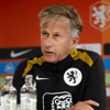 Andries Jonker tijdens de persconferentie van de Oranje Leeuwinnen