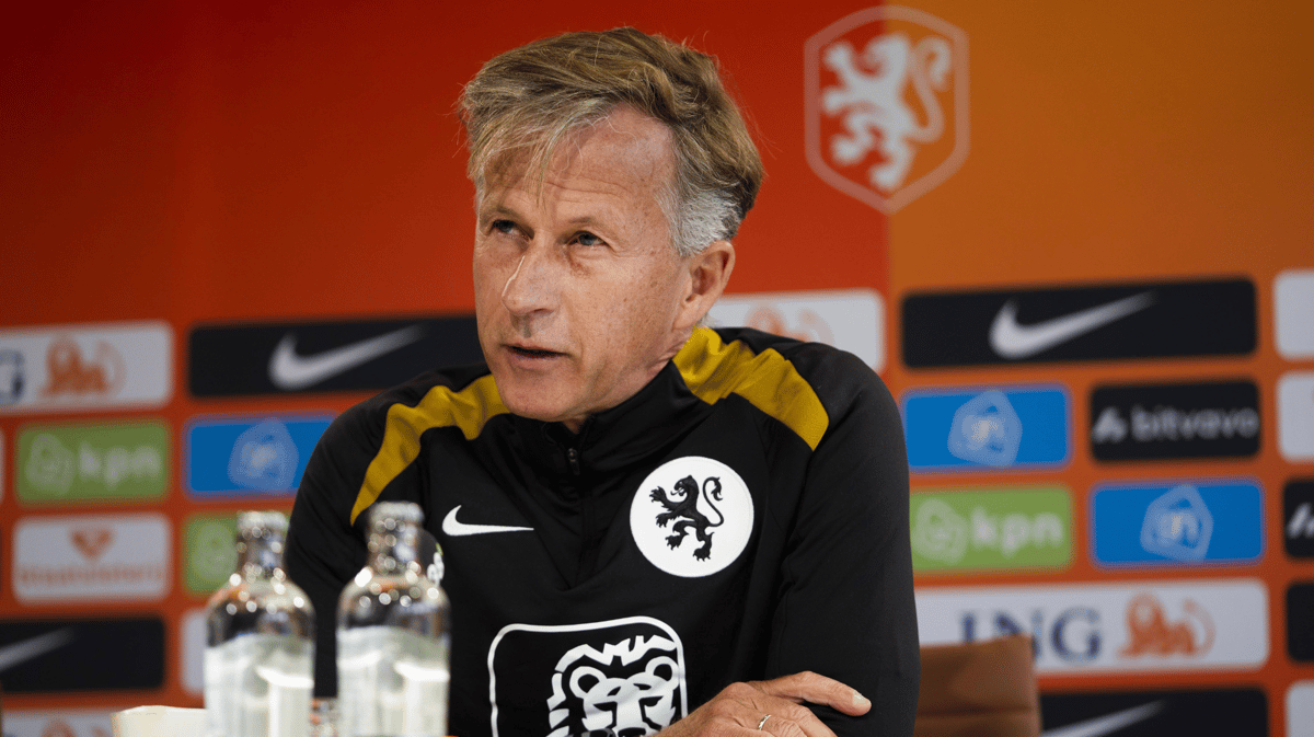 Andries Jonker tijdens de persconferentie van de Oranje Leeuwinnen
