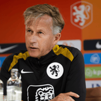 Andries Jonker tijdens de persconferentie van de Oranje Leeuwinnen