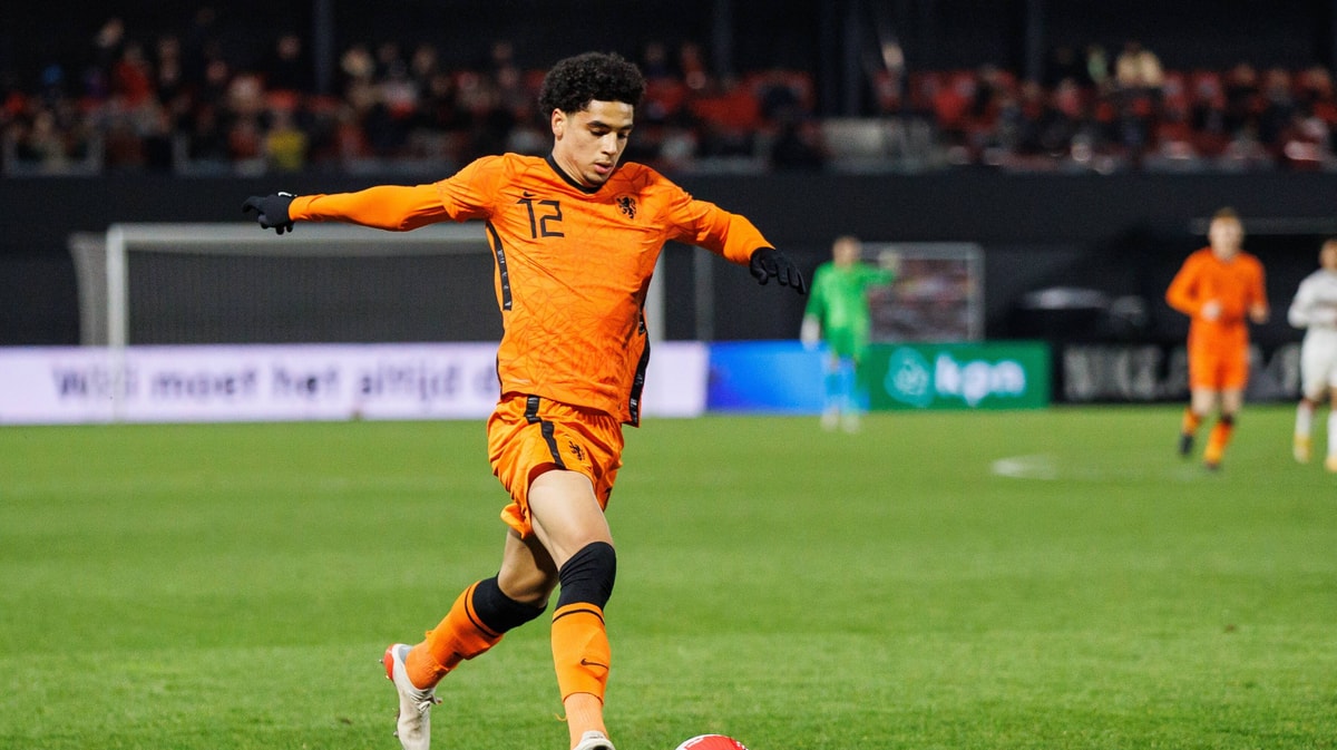 Ki-Jana Hoever in actie voor Jong Oranje