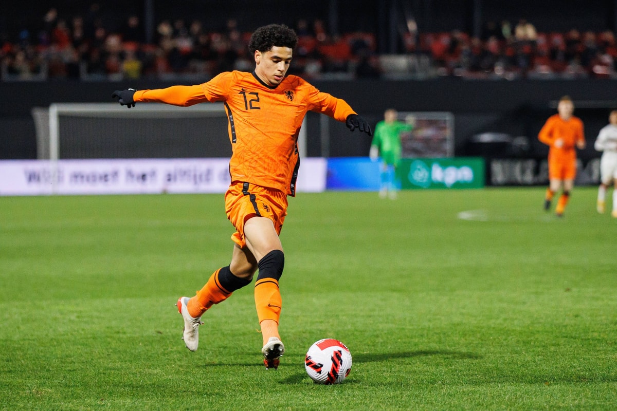 Ki-Jana Hoever in actie voor Jong Oranje