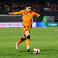 Ki-Jana Hoever in actie voor Jong Oranje