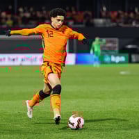 Ki-Jana Hoever in actie voor Jong Oranje