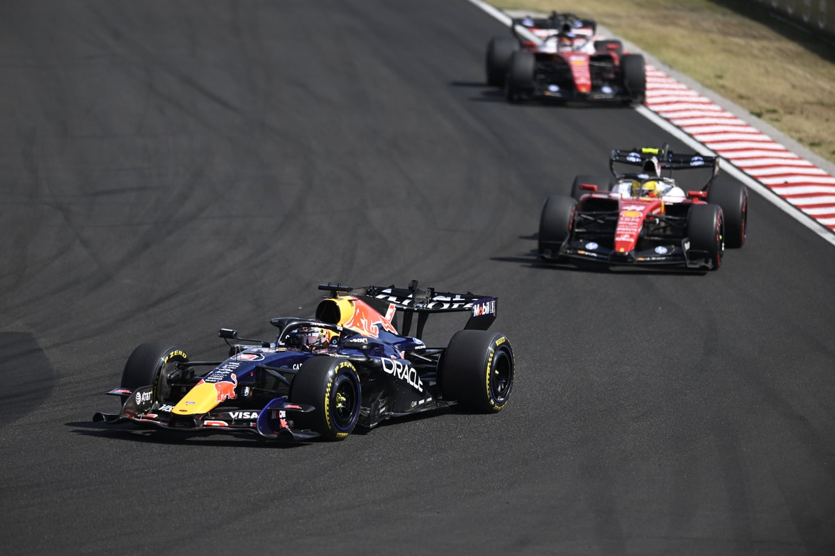 Max Verstappen haalt Lewis Hamilton in
