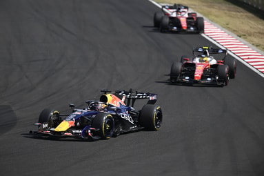Max Verstappen haalt Lewis Hamilton in