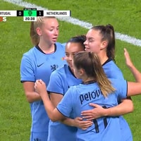 De Oranje Leeuwinnen vieren een doelpunt