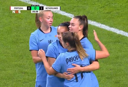 De Oranje Leeuwinnen vieren een doelpunt