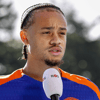 Xavi Simons voor de camera van de NOS