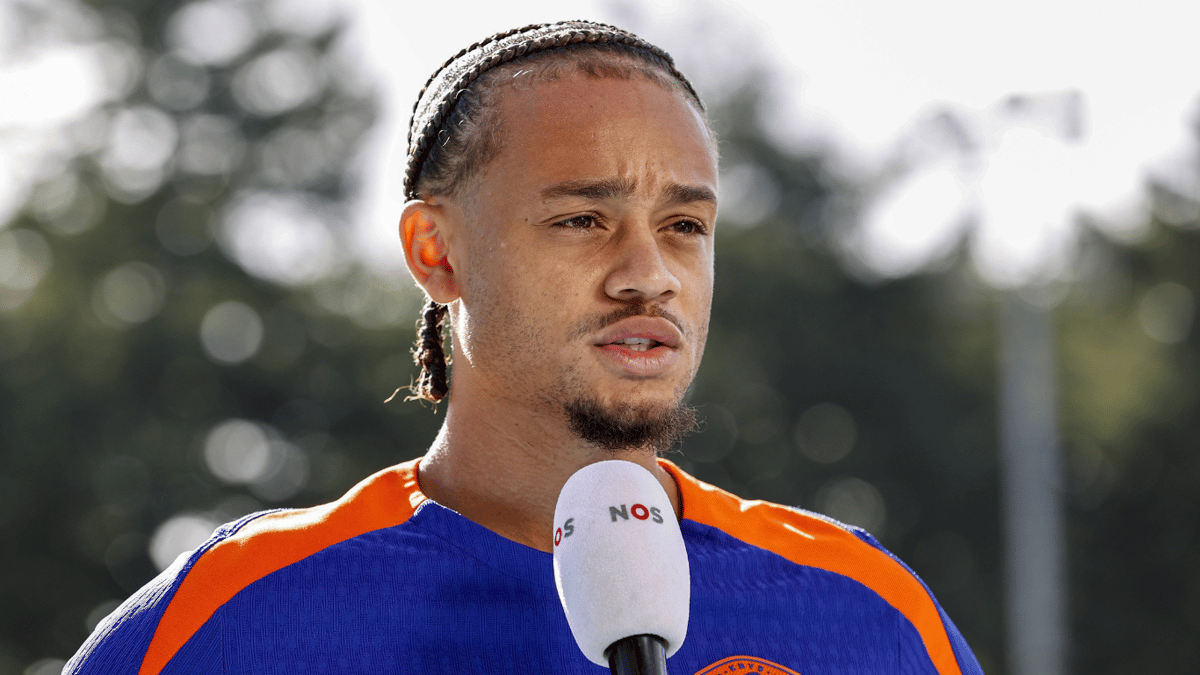 Xavi Simons voor de camera van de NOS