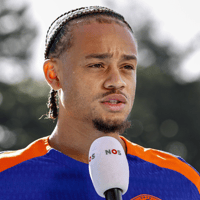 Xavi Simons voor de camera van de NOS