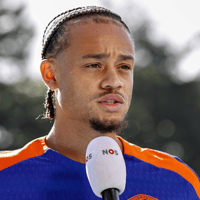 Xavi Simons voor de camera van de NOS