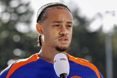 Xavi Simons voor de camera van de NOS