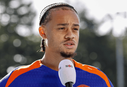 Xavi Simons voor de camera van de NOS