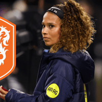 Shona Shukrula fluit als eerste vrouw in betaald mannenvoetbal