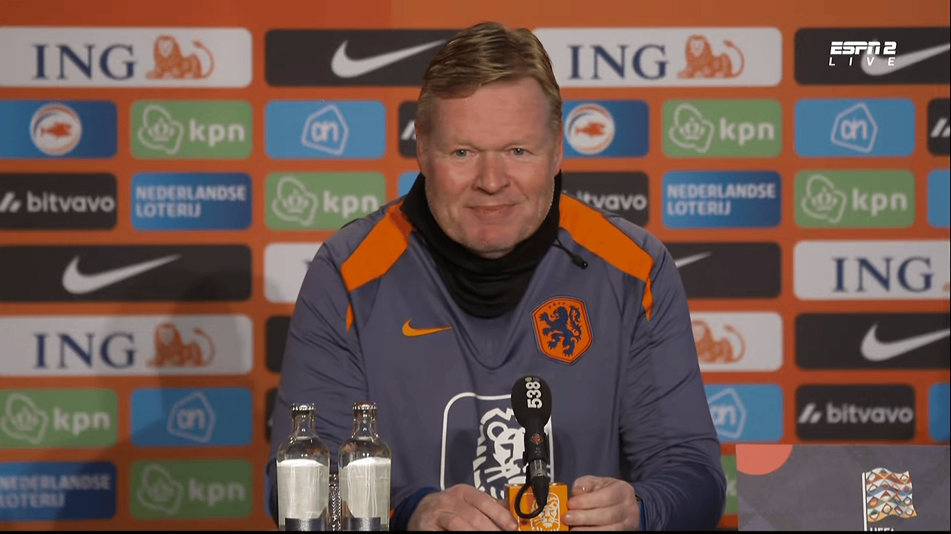 Bondscoach Ronald Koeman tijdens de persconferentie van Oranje